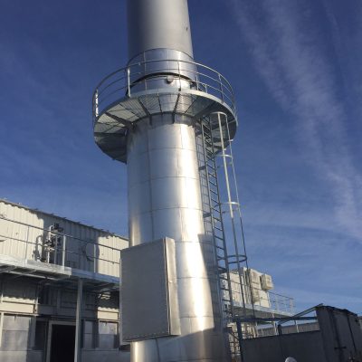 Abgasschornstein mit Wartungsbühne Steigleiter mit Rückenschutz